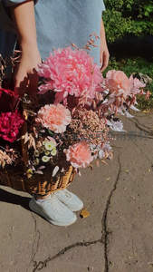 篮中盛放的粉色牡丹花束