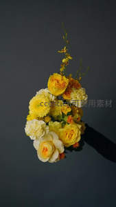 暗调背景中，金黄花束如光般绽放