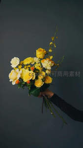 手捧黄白花束，简约中的温馨与美好