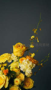 暖黄玫瑰与雏菊的静谧花束
