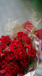 炽热红玫瑰花束绽放爱意