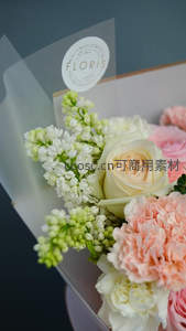 精致花盒内淡雅玫瑰与丁香，品牌标识清晰