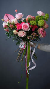 多彩玫瑰混搭花束，丝带飘逸尽显优雅