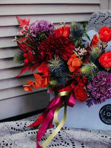 红紫橙混搭花束配丝带礼盒