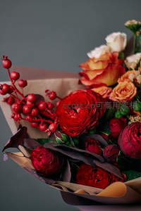 深红玫瑰与浆果特写花束