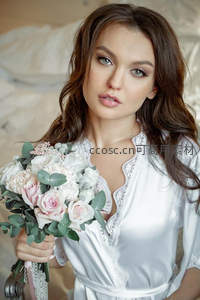 晨光中的新娘手捧粉色花束