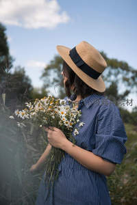 田园少女手捧雏菊，享受自然时光