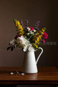 复古白瓷壶中的多彩春日花束