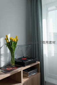 窗边黑胶唱片机与黄色郁金香静物