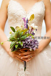 新娘手捧紫绿相间精致花束