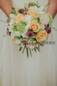 柔和色调新娘捧花，橙粉玫瑰与绿植相映