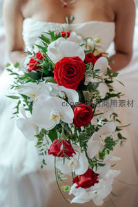 新娘手捧红玫瑰与白兰花的浪漫花束