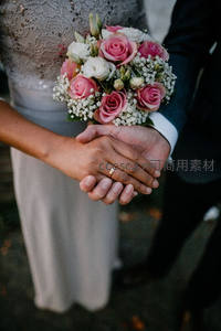新婚夫妇紧握双手捧花温馨瞬间