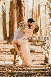 森林中浪漫拥吻的婚礼情侣