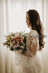 窗边新娘侧影持百合花束