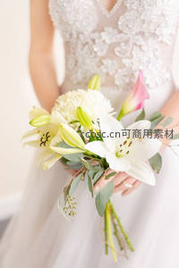 洁白百合花束映衬精致婚纱细节
