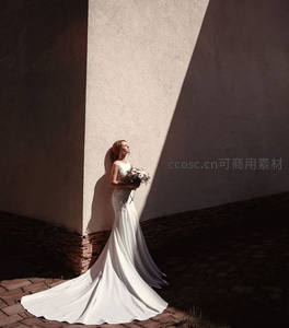 光影交错墙角的新娘静谧姿态