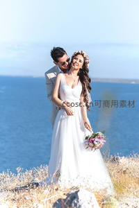 海边悬崖上的幸福新人