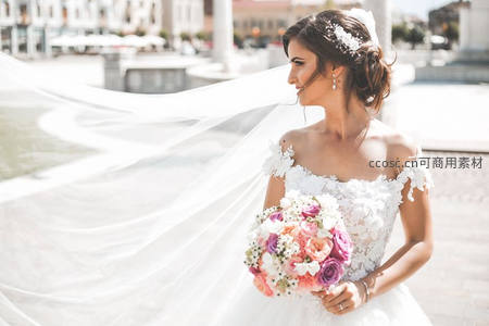 城市广场飘逸头纱的新娘