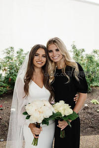 新娘与伴娘共持白芍药