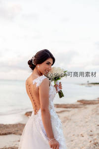 沙滩新娘回眸一笑如沐春风