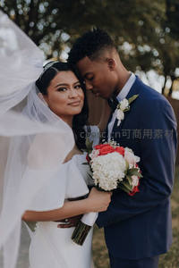 新婚情侣深情相拥