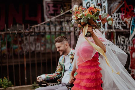 街头涂鸦前的时尚婚礼