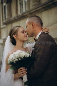 新婚夫妇亲昵瞬间