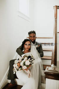 楼梯转角深情相拥，黑白婚纱照诉说爱意