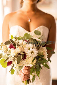 新娘怀抱白菊花束，绿叶点缀显清新