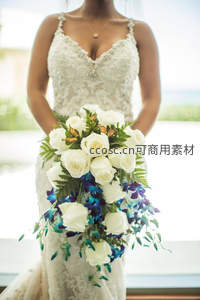 白玫瑰蓝兰花瀑布花束，新娘优雅伫立