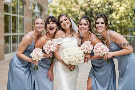 新娘与伴娘团幸福合影笑容灿烂