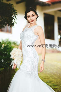 优雅新娘手持花束回眸凝望