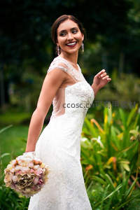 新娘转身回眸笑容甜美动人