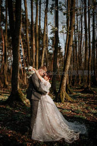 森林中情侣深情相拥