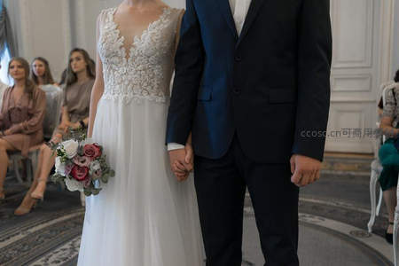 婚礼现场新人牵手