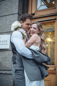 街头拥抱笑颜开，白玫瑰见证幸福时刻