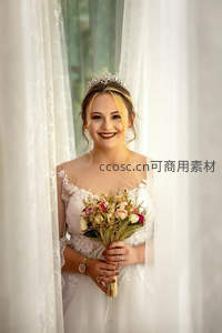 新娘戴皇冠微笑持花束