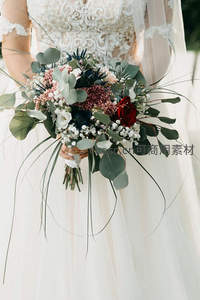 新娘手持创意混搭花束，红玫瑰与蓝蓟彰显个性