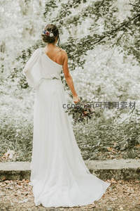 森林深处新娘背影，白色长裙与自然融为一体