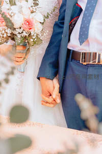 新人十指紧扣，婚礼现场的甜蜜定格