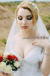 新娘特写：头戴花环手持花束的温柔时刻