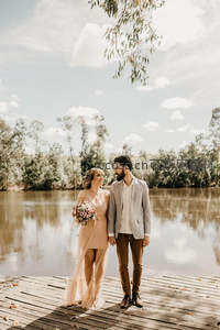 湖边木栈道：新人牵手微笑的自然风光照