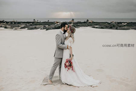 沙丘之上雨后初晴的婚礼吻