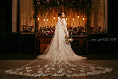 新娘背影长拖尾婚纱