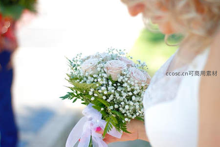 新娘手捧粉色玫瑰花束