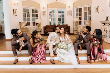 新婚夫妇与亲友在楼梯上欢乐合影