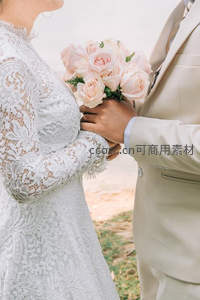 情侣双手紧握捧花深情对望