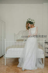 新娘遮面持花倚床温柔静谧