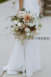 新娘手捧花束，温柔优雅的婚礼瞬间